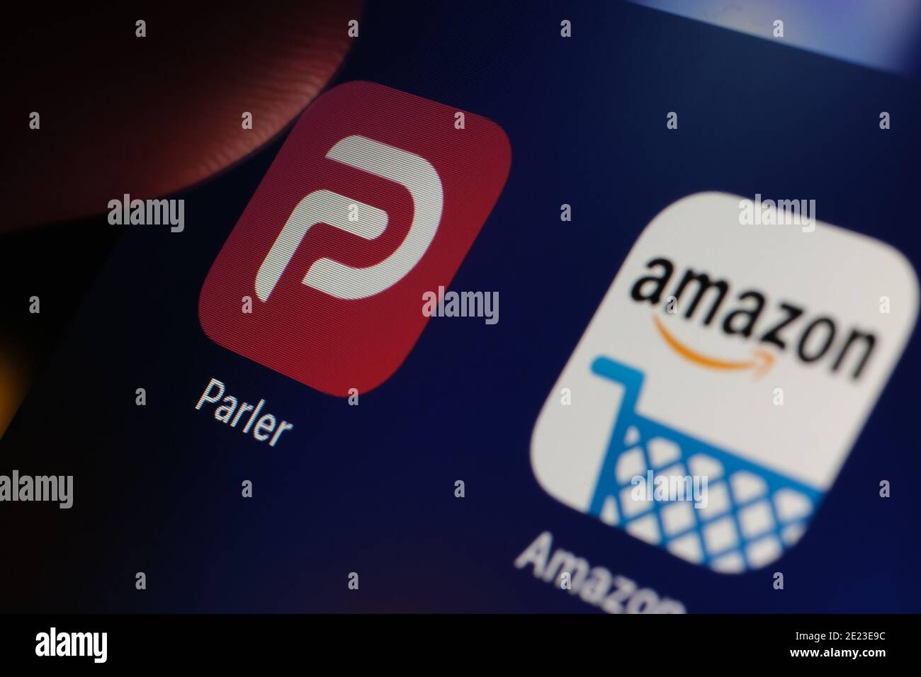 Parler App und Amazon App auf dem Bildschirm des iPad gesehen. Konzept. Parler ist eine Social-Media-Plattform, die von Amazon AWS verboten ist. Stockfoto