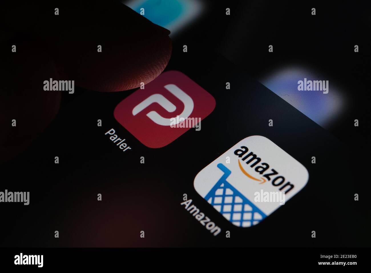 Parler App und Amazon App auf dem Bildschirm des iPad gesehen. Konzept. Parler ist eine Social-Media-Plattform, die von Amazon AWS verboten ist. Stockfoto