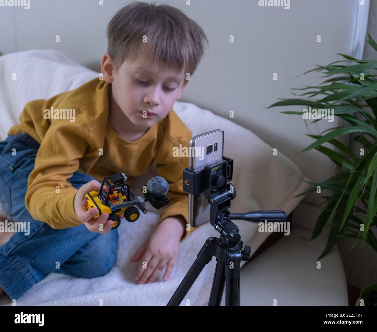 Der kleine Junge trifft sich und spricht im Videochat während Coronavirus-Pandemie Stockfoto