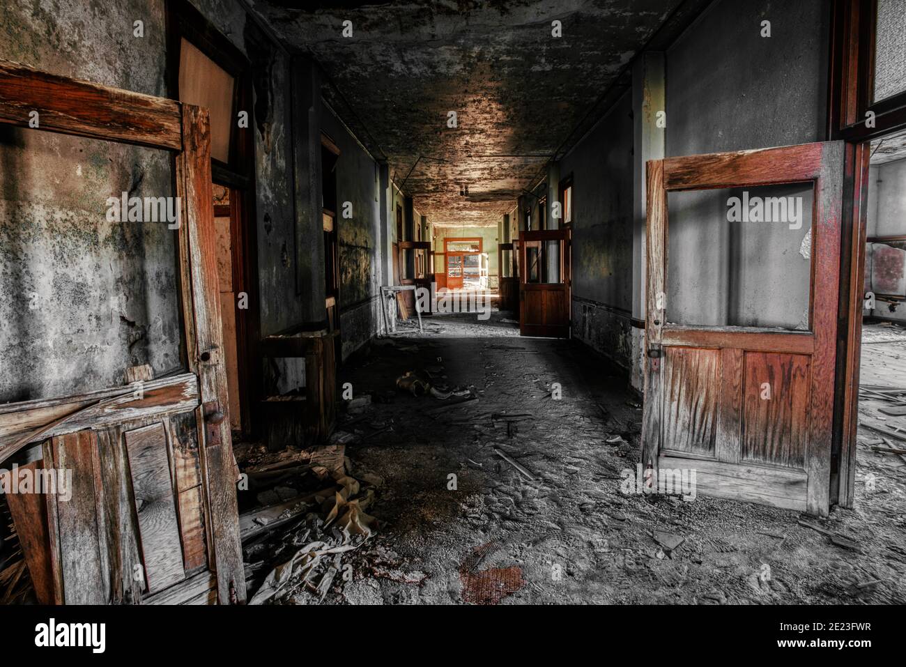 Der symbolische Bildungsrückgang in Amerika, ein verlassene Kirchenschulhalle in Unordnung in Detroit, Michigan. Stockfoto