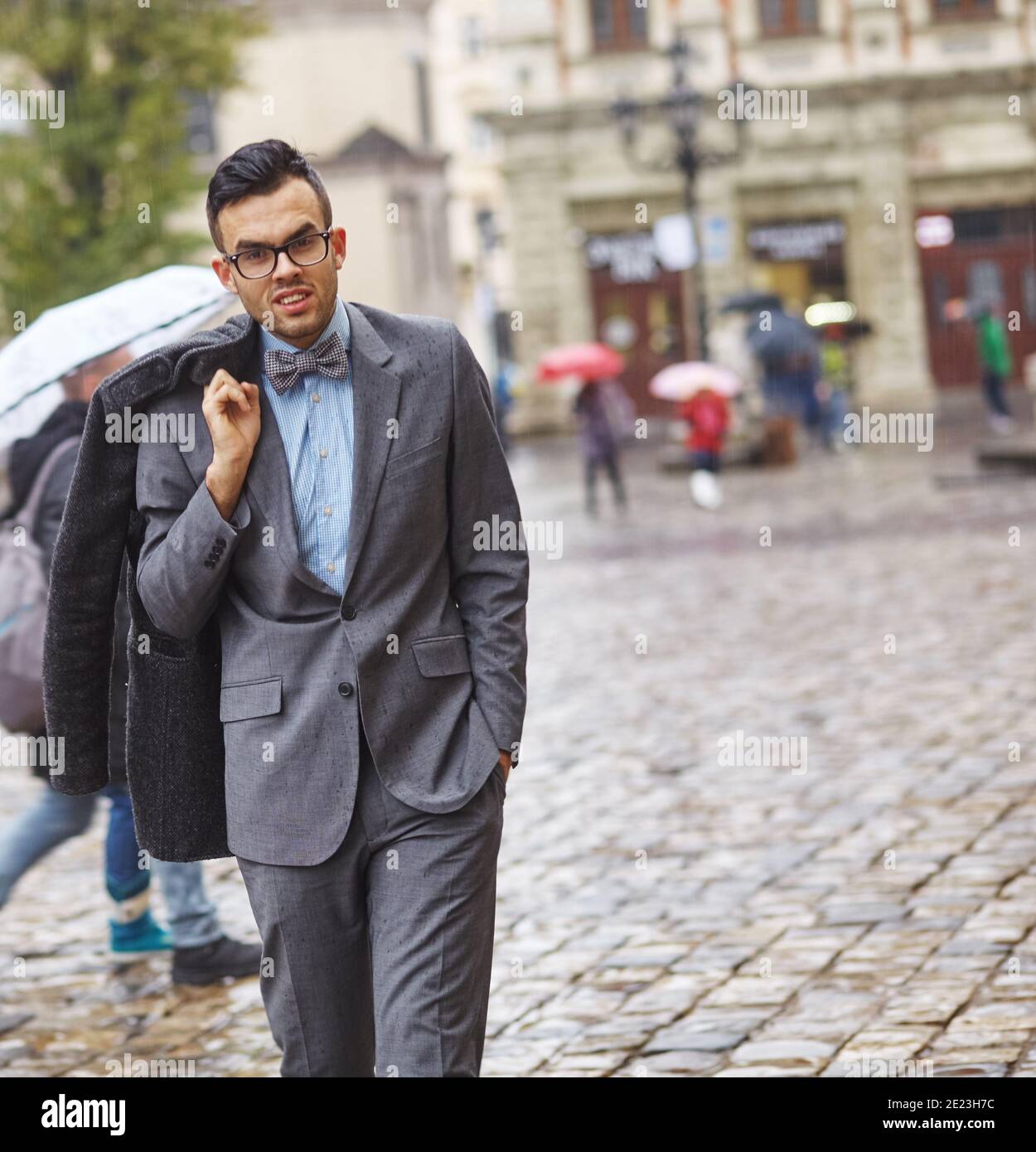 Schöner junger Mann auf Geschäftsreise, der auf einer Straße spazieren geht Stockfoto