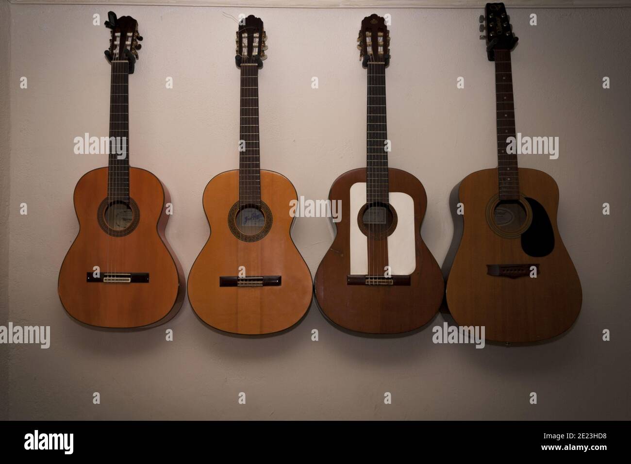 Flache Verlegung von hängenden Gitarren an der Wand Stockfoto