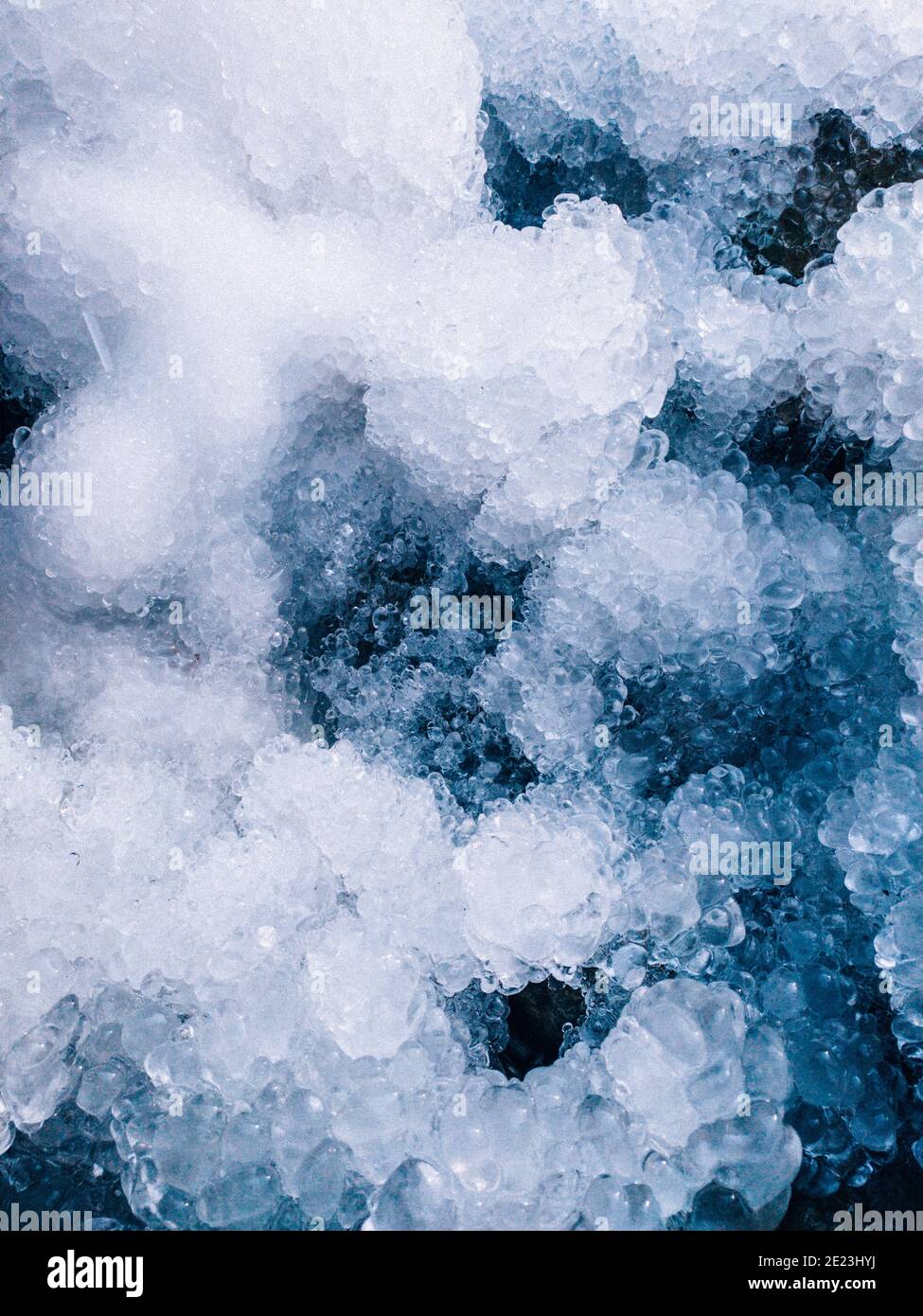 Eisdetails. Bildung von blauer Eisstruktur, gefrorenes Wasser, Nahaufnahme. Tapete von Winter, Kälte und Frost Konzept. Stockfoto