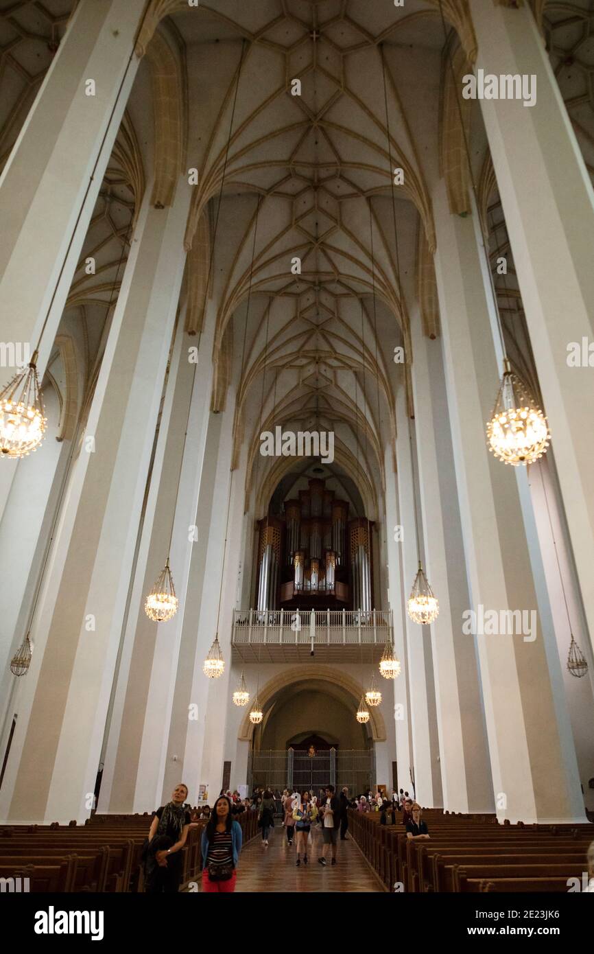 Das Innere der Frauenkirche, einer gotischen Kathedrale in der Nähe des Marienplatzes im Zentrum von München. Stockfoto