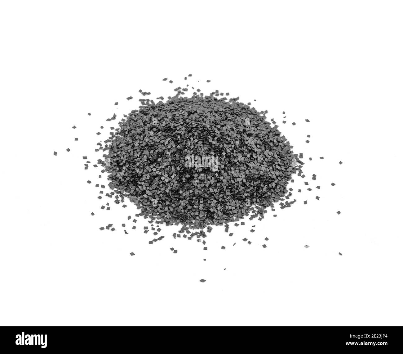 Schießpulver für ein Militär oder Jagdgewehr. Pile Schießpulver, schwarzes Pulver isoliert auf weißem Hintergrund. Stockfoto