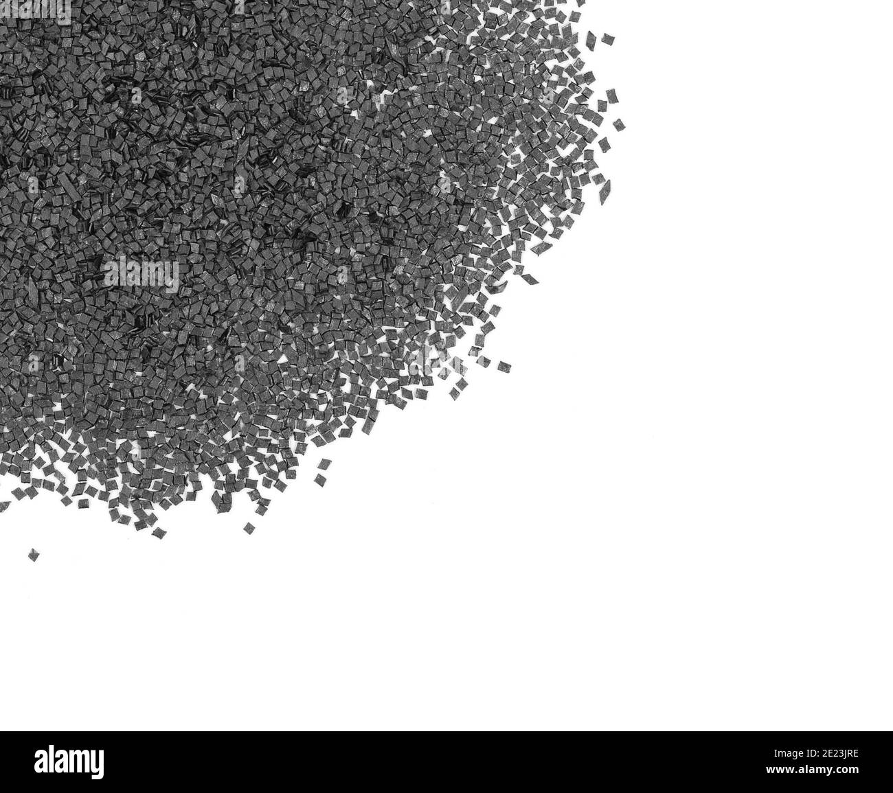 Schießpulver für ein Militär oder Jagdgewehr. Pile Schießpulver, schwarzes Pulver isoliert auf weißem Hintergrund. Stockfoto