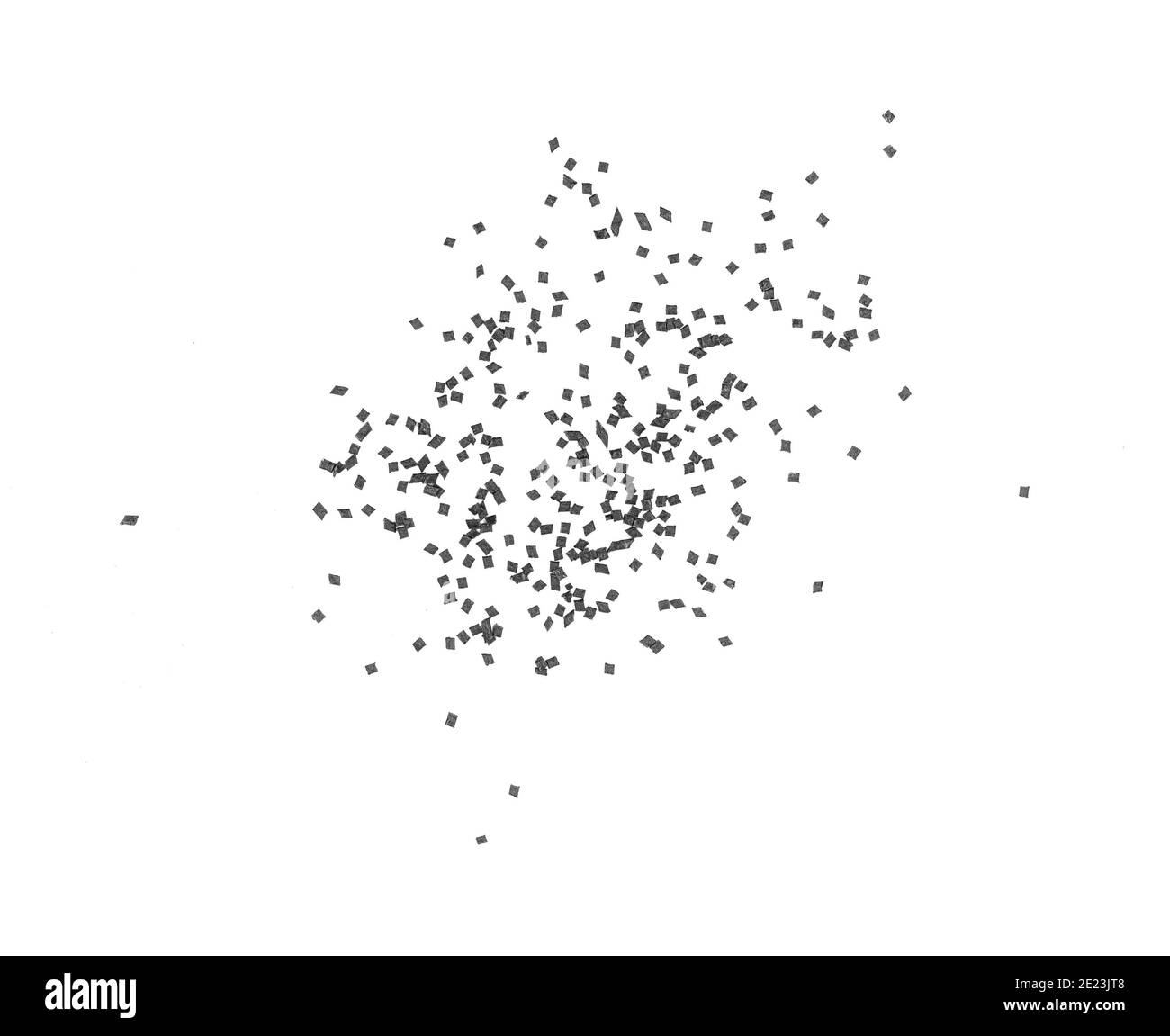 Schießpulver für ein Militär oder Jagdgewehr. Pile Schießpulver, schwarzes Pulver isoliert auf weißem Hintergrund. Stockfoto