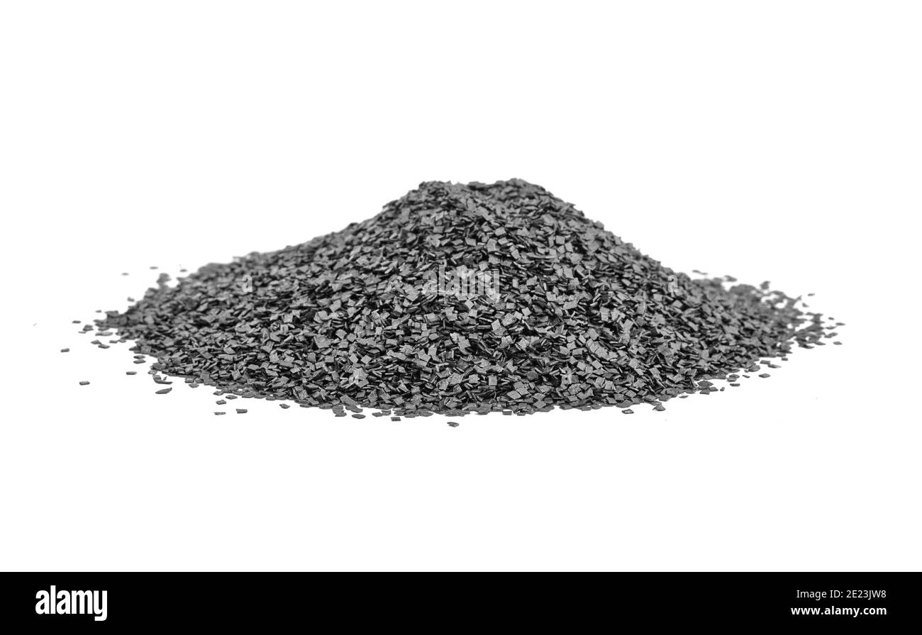 Schießpulver für ein Militär oder Jagdgewehr. Pile Schießpulver, schwarzes Pulver isoliert auf weißem Hintergrund. Stockfoto