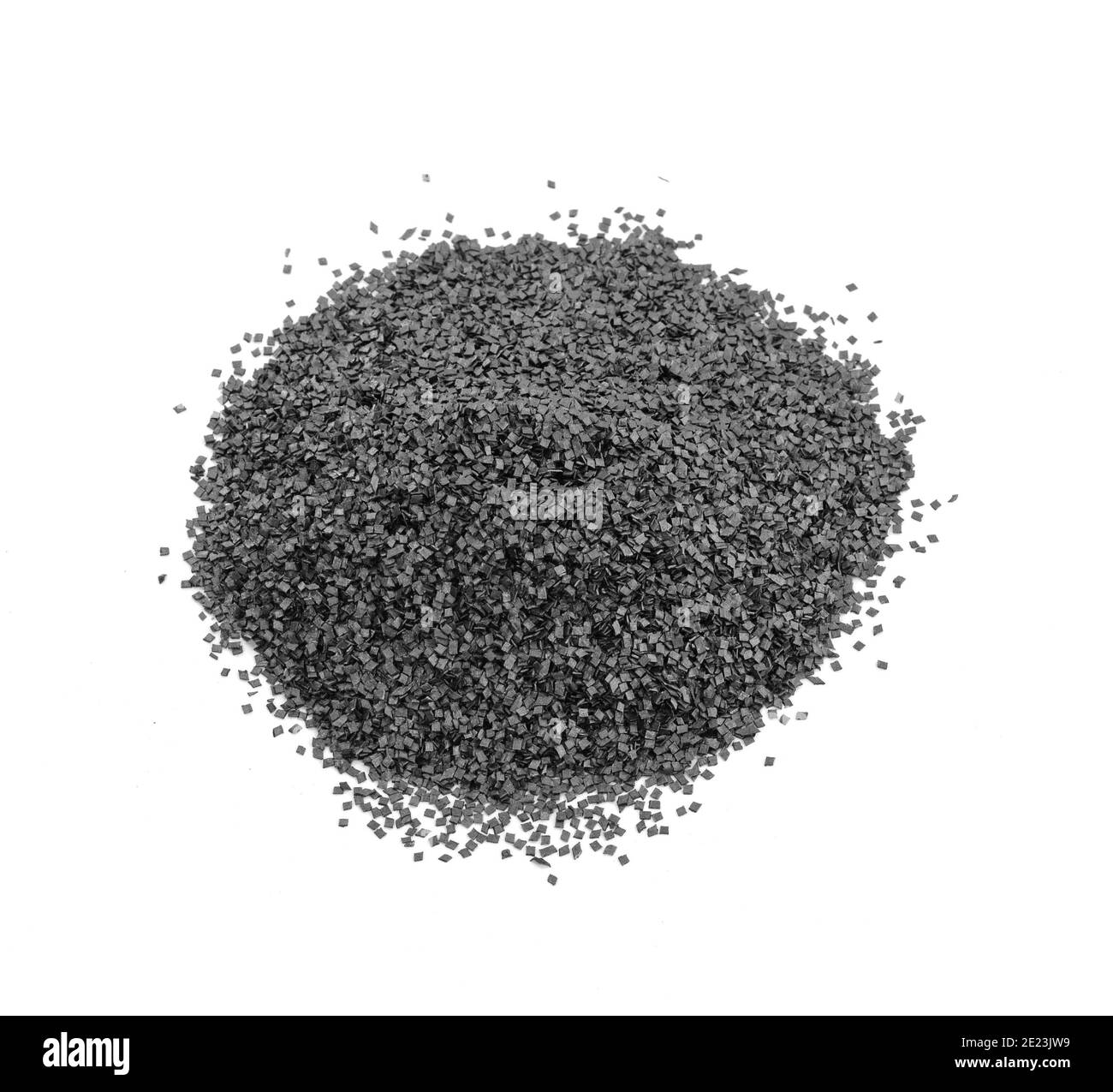 Schießpulver für ein Militär oder Jagdgewehr. Pile Schießpulver, schwarzes Pulver isoliert auf weißem Hintergrund. Stockfoto