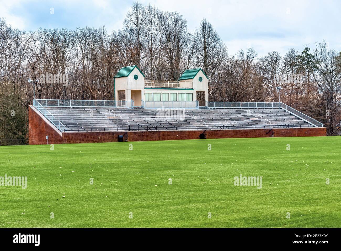 Horizontale Aufnahme einer leeren High School oder College Tribüne. Stockfoto