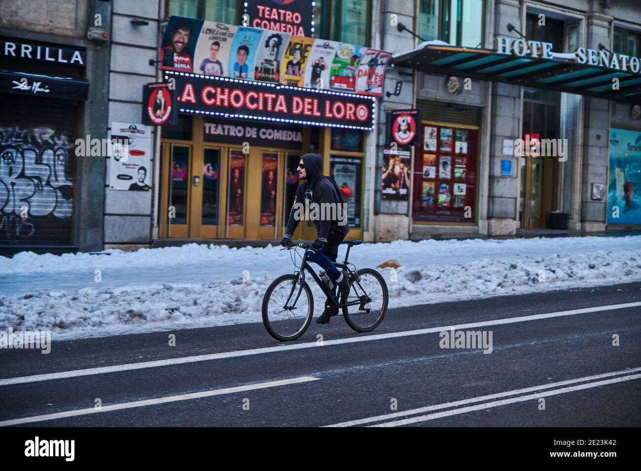 Madrid, Madrid, Spanien. Januar 2021. Menschen mit verschneiten und leeren Gran Via Straße am 11. Januar 2021 in Madrid, Spanien. Storm Filomena brachte mehr als 50 cm Schnee in die spanische Hauptstadt, der meiste seit Jahrzehnten. Kredit: Jack Abuin/ZUMA Wire/Alamy Live Nachrichten Stockfoto