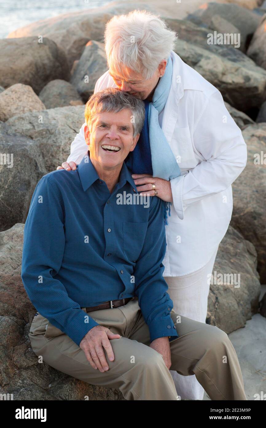 Ältere Frau küsst Mann bei Cold Storage Beach auf Cape Kabeljau Stockfoto