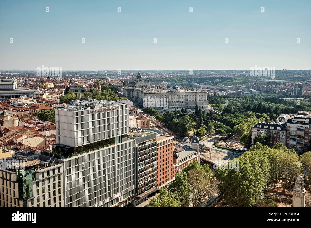 Landschaftlich schöner Blick auf die Stadt mit verschiedenen modernen Gebäuden unter Blau Himmel am sonnigen Tag in Madrid Stockfoto