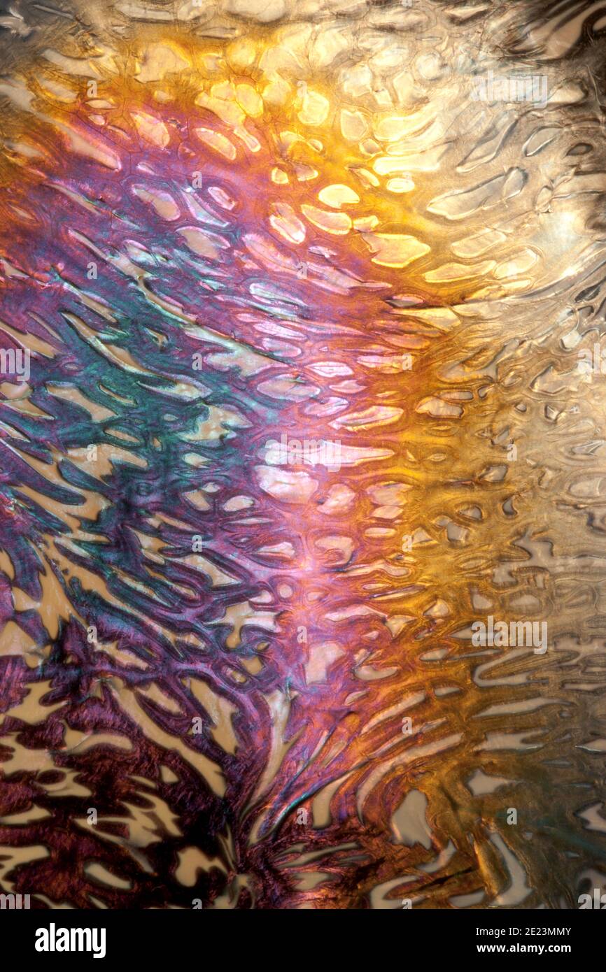 Nahaufnahme Makro-Fotografie der Muster, Farben und Texturen in einer handgefertigten, mundgeblasenen Glasvase mit einem irisierenden Craquelure-Stil Finish Glanz. Stockfoto