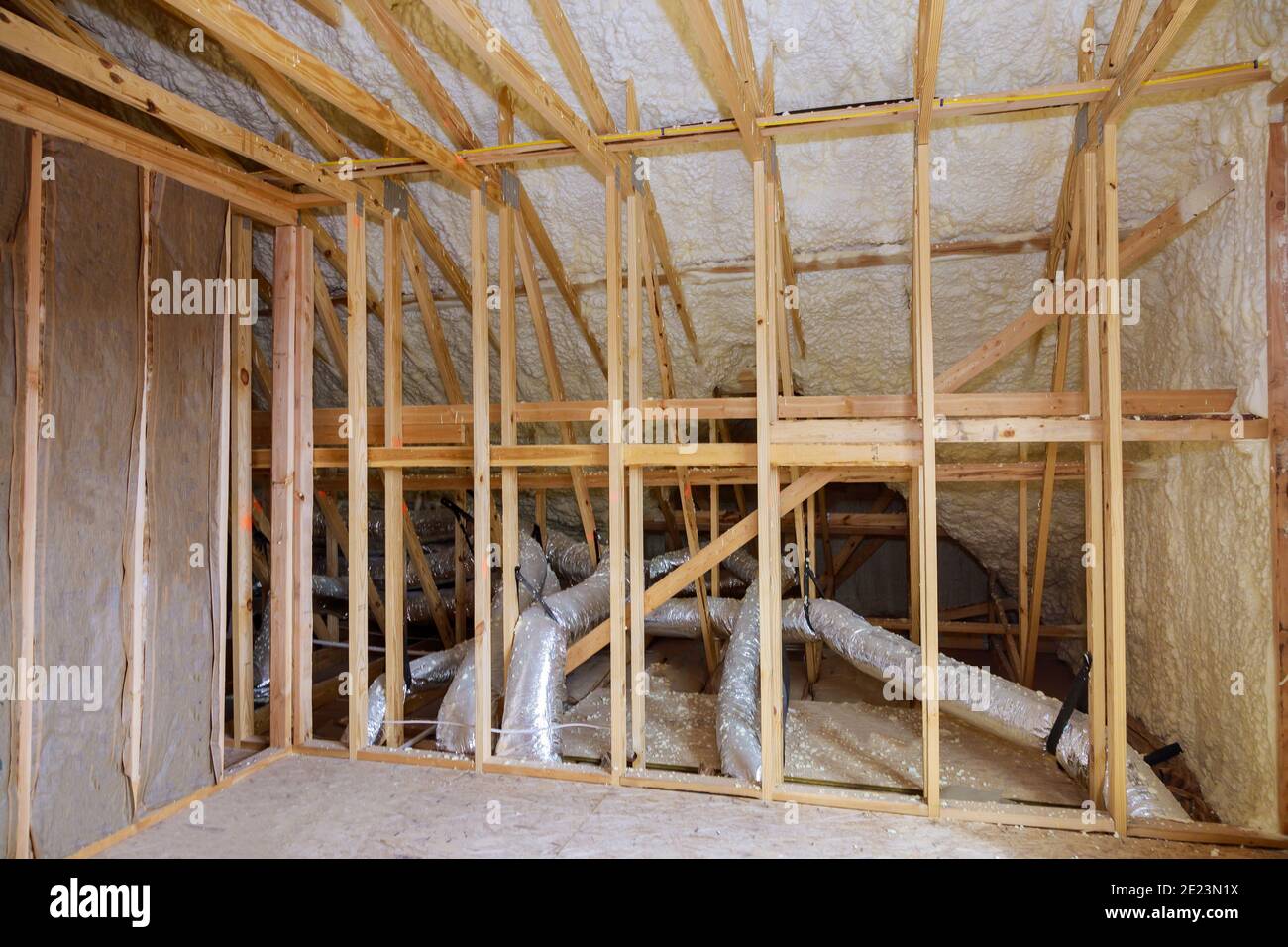 Die Isolierung der Dachboden mit Dämmung und Heizung ein Gebäude mit  Holzbalken einer Dachkonstruktion Stockfotografie - Alamy