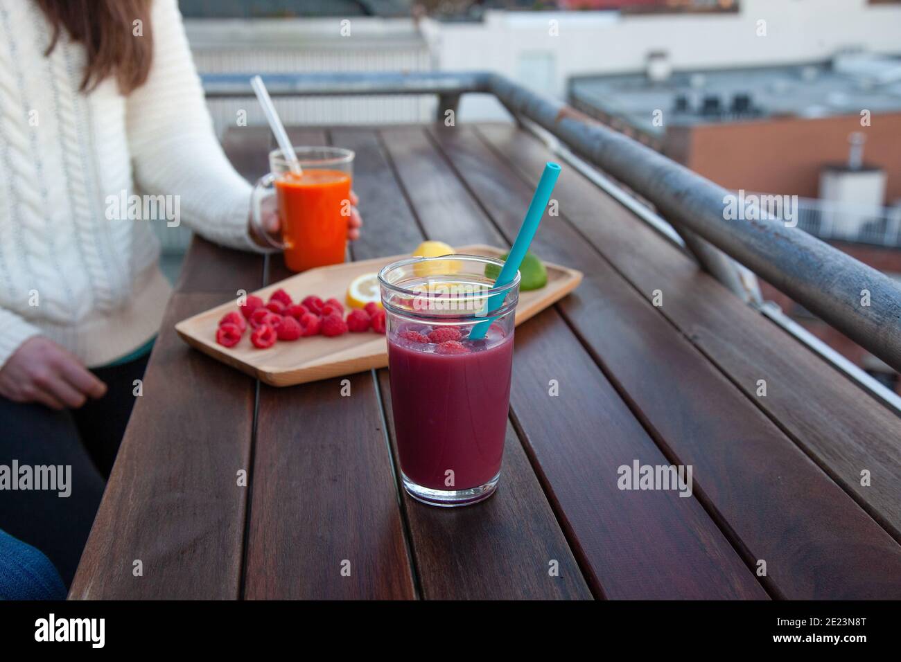 Eine Terrasse Bar mit einem Obstteller im Freien, und Glas Getränke mit lebensmitteltauglichen, Silikon-Trinkhalme, die wiederverwendbar sind und eine Kunststoff-Alternative, die ist Stockfoto