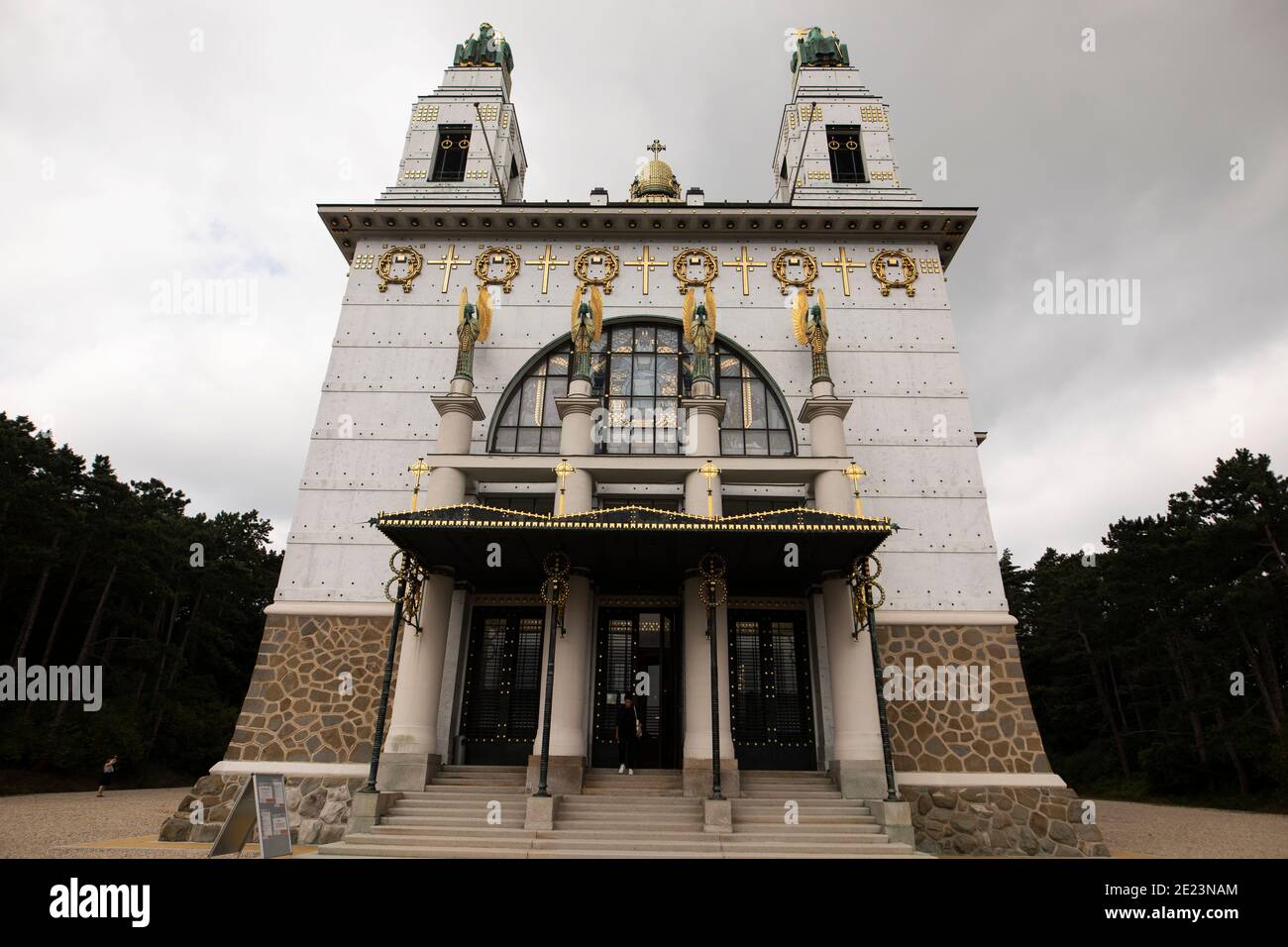 Die Fassade der Kirche St. Leopold, entworfen von Otto Wagner, auf dem Gelände der psychiatrischen Klinik Steinhof in Penzing, Wien, Österreich. Stockfoto