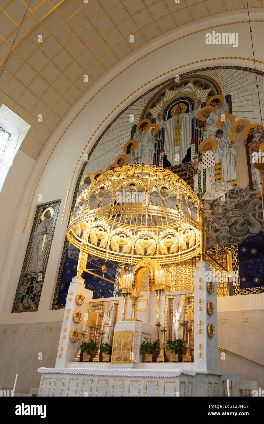 Der von Otto Wagner entworfene Altar der Kirche St. Leopold auf dem Gelände der psychiatrischen Klinik Steinhof in Penzing, Wien, Österreich. Stockfoto