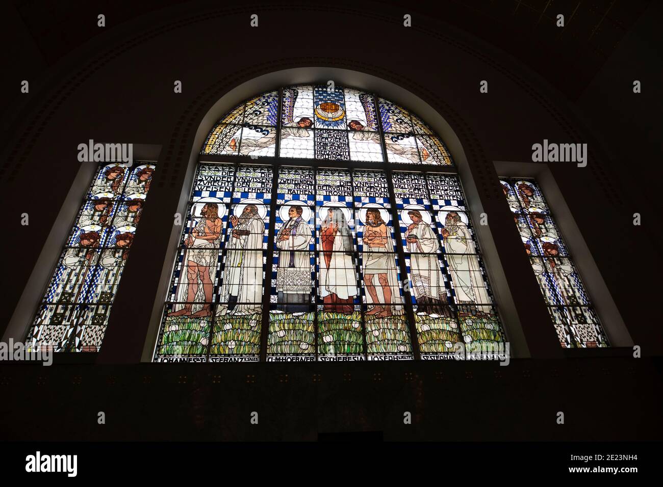 Das Jugendstil-Buntglasfenster von Koloman Moser in der Steinhof-Kirche St. Leopold in Penzing, Wien, Österreich. Stockfoto