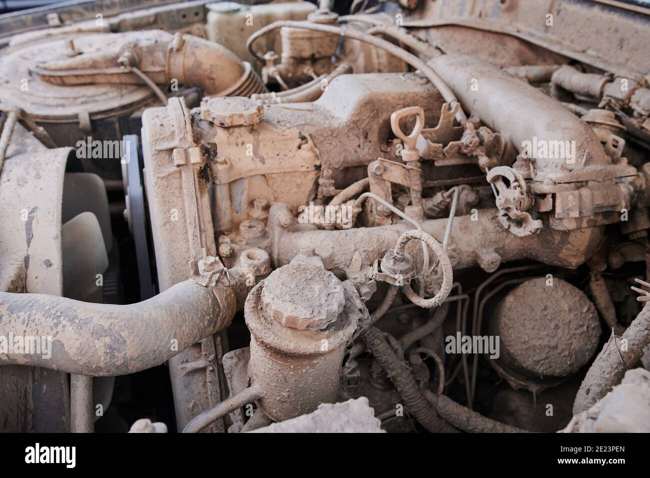 Staubige Details eines flachen vier Boxer Auto Motorraum unter der offenen Haube. Lichtmaschine und Ansaugkrümmer. Nahaufnahme Seitenansicht an einem sonnigen Tag Stockfoto