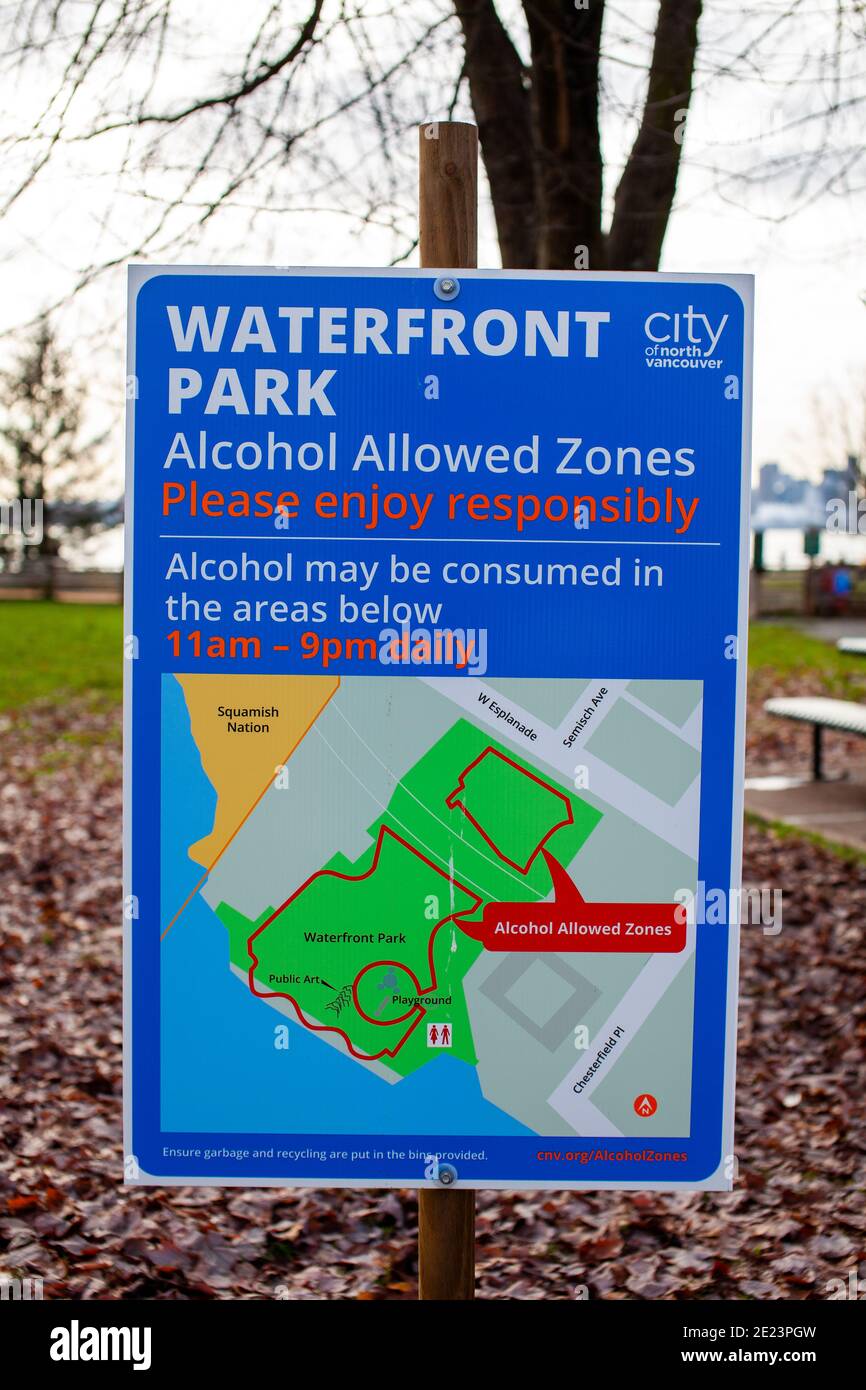 North Vancouver, British-Columbia / Kanada - 21/11/2020: Im Lower Lonsdale's Waterfront Park wird ein Gebiet in eine Alkohol erlaubte Zone als R umgewandelt Stockfoto