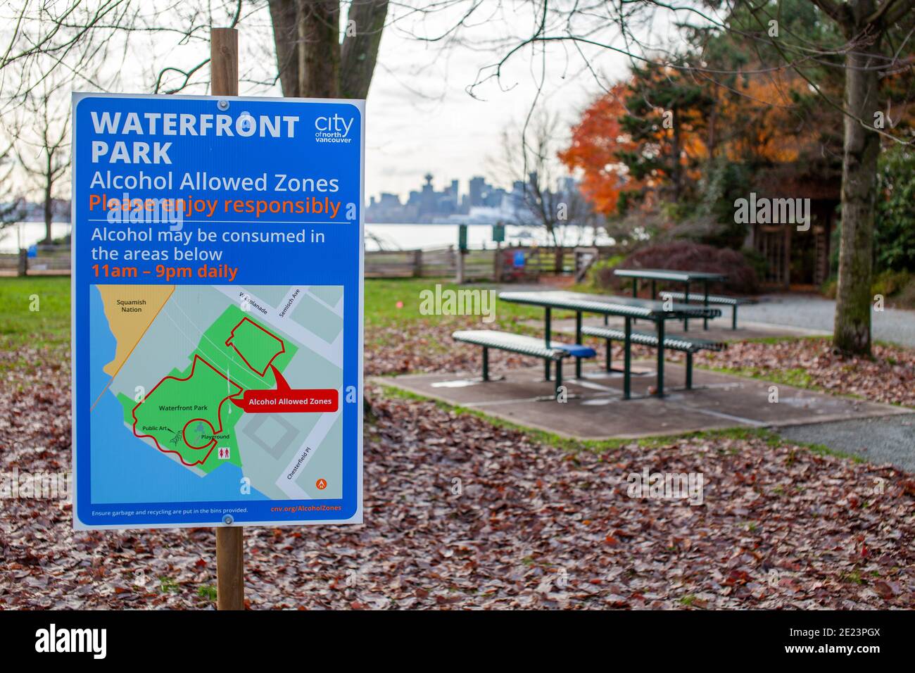 North Vancouver, British-Columbia / Kanada - 21/11/2020: Im Lower Lonsdale's Waterfront Park wird ein Gebiet in eine Alkohol erlaubte Zone als R umgewandelt Stockfoto