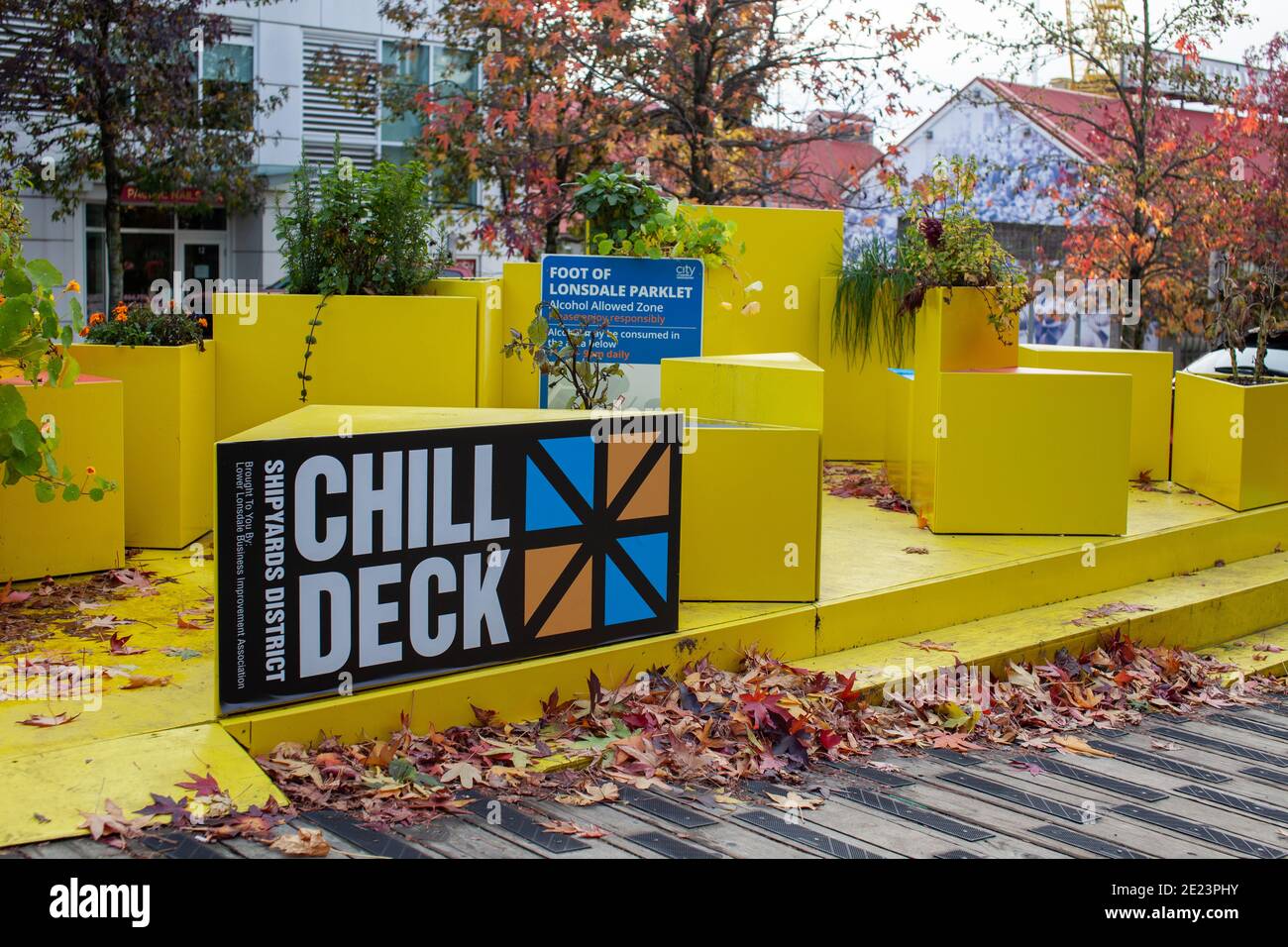 North Vancouver, British-Columbia / Kanada 12/14/2020: Das Chill Deck, eine öffentliche Terrasse im Freien, die in eine ausgewiesene Alkoholzone in Nort umgewandelt wurde Stockfoto