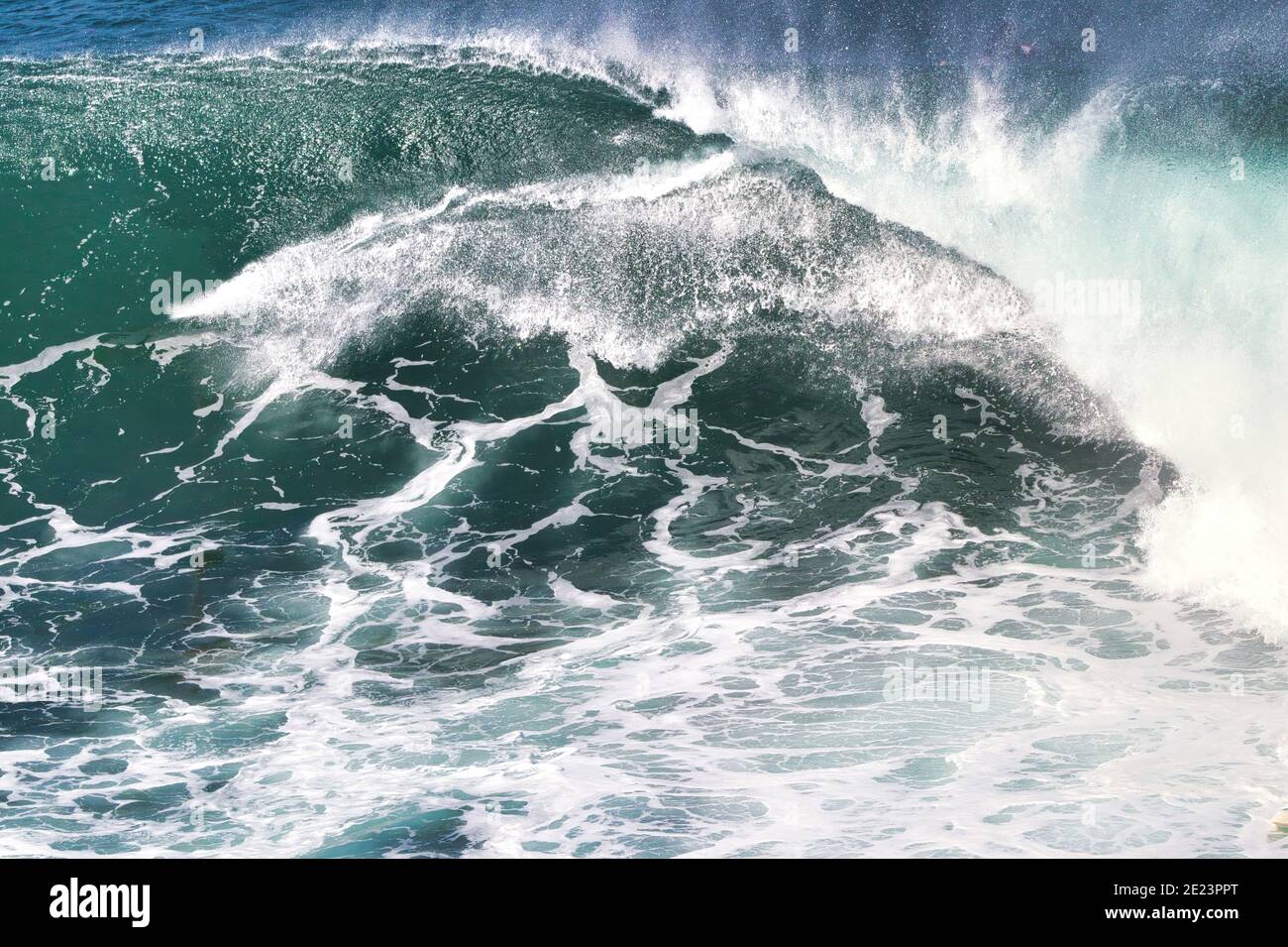 Sehr raues Meer über grünem und weißem Ozean. Stockfoto