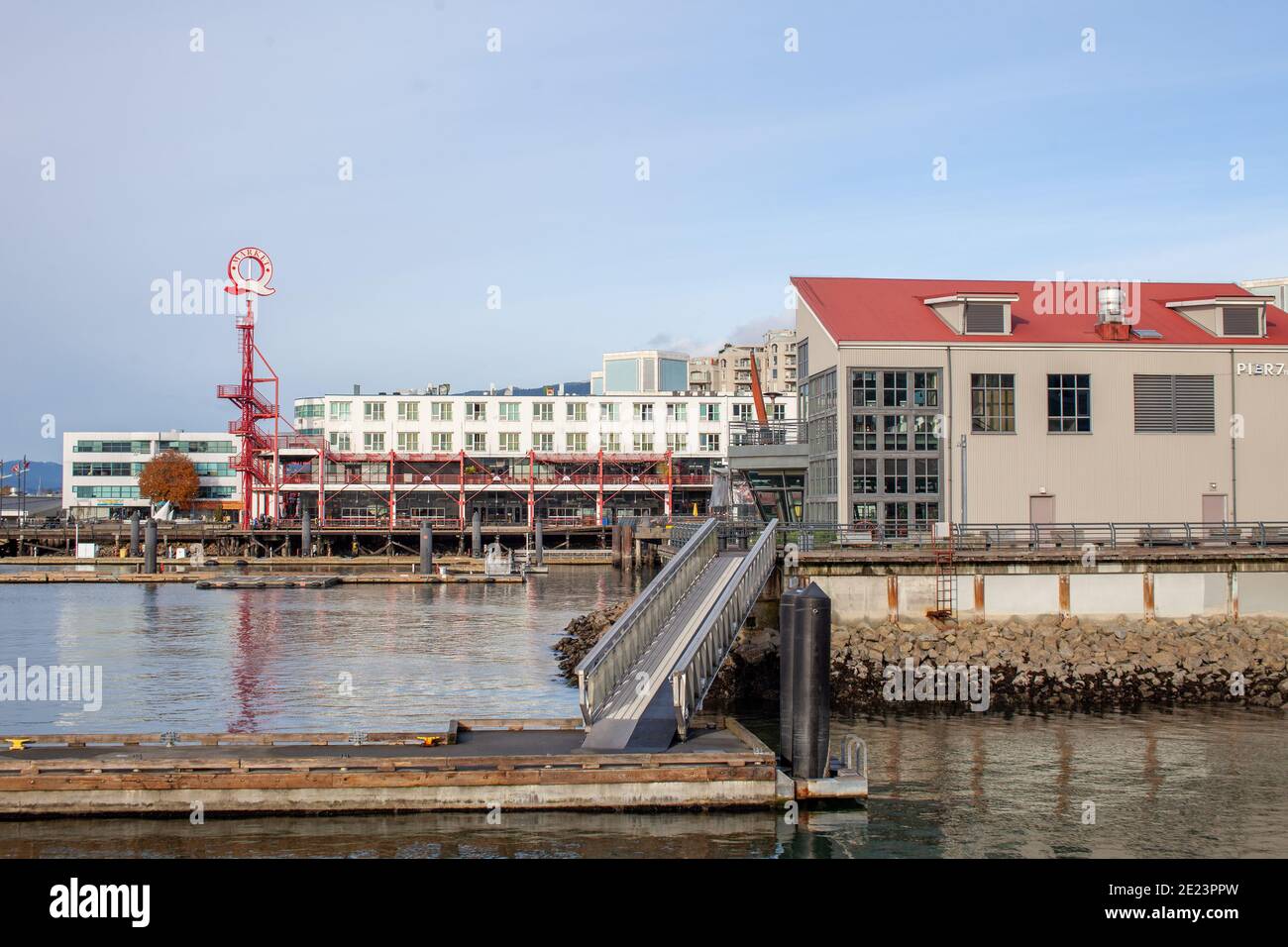 Ein Blick auf das pier7 Restaurant, im unteren Lonsdale, North Vancouver, mit dem Lonsdale Quay Markt im Hintergrund, British-Columbia Stockfoto