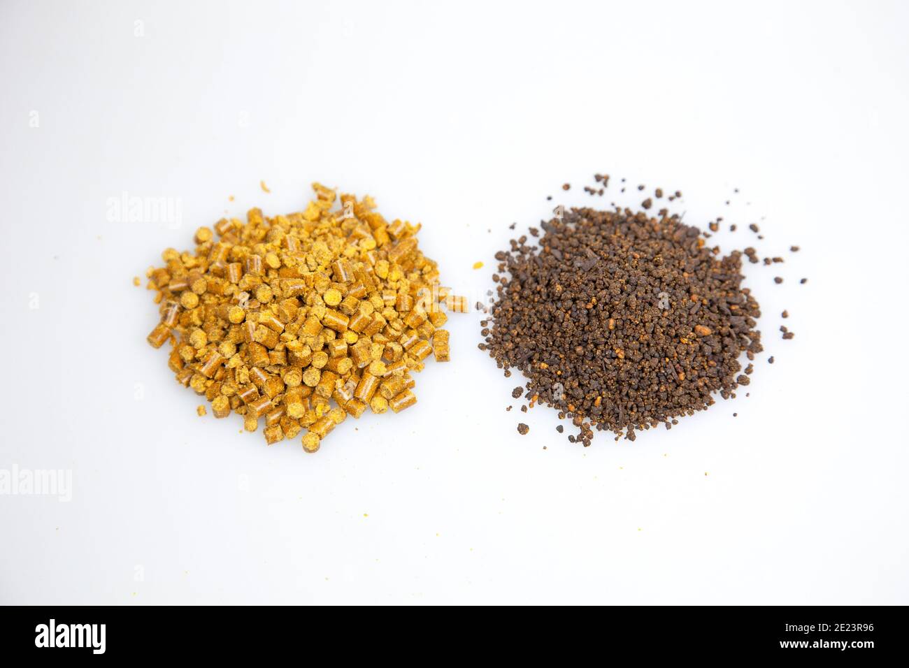Ein Vergleich zwischen einer pelletisierten Maismehlschrot und einer granulierten Maismehlschrot (mit Kompost) in der ungiftigen, natürlichen Rasenpflege als Präemer Stockfoto