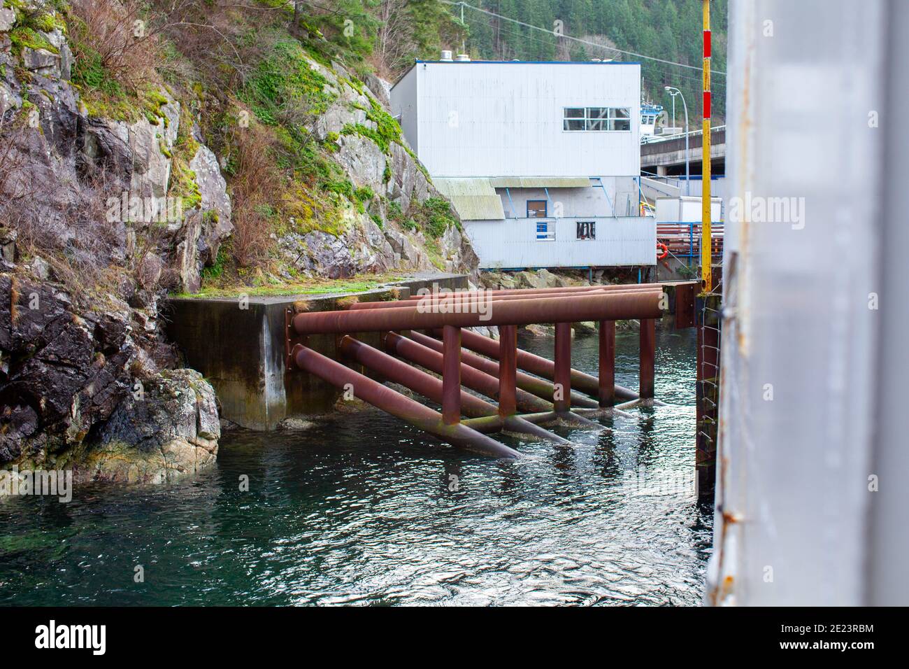 Der Liegeplatz für das BC Ferries Dock in Horseshoe Bay, British-Columbia, verwendet große Stützbalken (Fundamente), die in die Felswand neben i gebohrt wurden Stockfoto