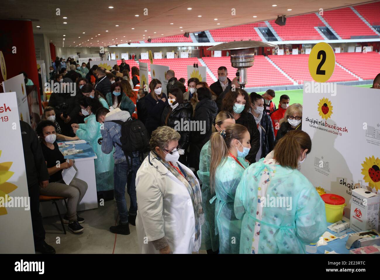 Tirana, Albanien. Januar 2021. Gesundheitshelfer warten auf die COVID-19-Impfung im Air Albania-Stadion in Tirana, Albanien, 11. Januar 2021. Zehn Monate nach dem Bericht über die ersten COVID-19-Fälle hat Albanien am Montag begonnen, seine Einwohner gegen die Krankheit zu impfen. Fünfzig Gesundheitshelfer in der Hauptstadt Tirana erhielten ihre Impfungen am Montag. Quelle: Gent Oluzi/Xinhua/Alamy Live News Stockfoto