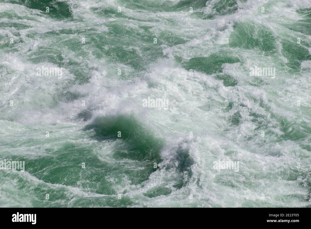 Turbulent River Water für den Einsatz als Hintergrund oder Tapete. Stockfoto