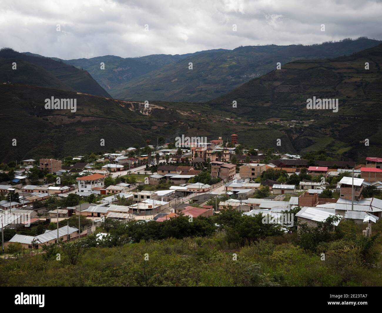 Panoramablick auf die typische peruanische anden Bergdorf Stadt Tingo Maria in Kuelap Chachapoyas Luya Amazonas Nord-Peru Südamerika Stockfoto