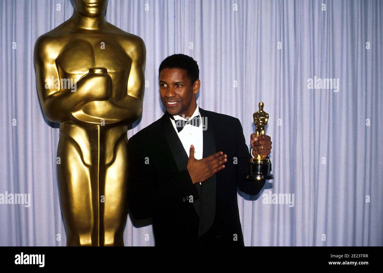 Denzel Washington bei der 62. Verleihung der Academy Awards am 26. März 1990 in Los Angeles, CA. Washington erhielt für seine Performance als Trip in 'Glory' einen Oscar als Bester Darsteller in einer Nebenrolle. Quelle: Ralph Dominguez/MediaPunch Stockfoto