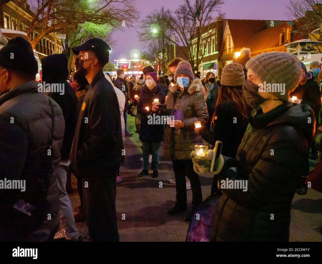 Oak Park, Illinois, USA. Januar 2021. Eine Menschenmenge versammelt sich auf dem 100 South Block der Oak Park Avenue für eine Mahnwache, um gegen Rassismus zu protestieren. Gestern warf jemand einen Ziegel an die Vordertür eines schwarzen besaßen Geschäfts, eingewickelt in eine rassistische Anzeige. Stockfoto