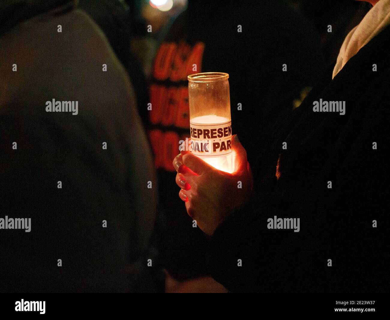 Oak Park, Illinois, USA. Januar 2021. Eine Kerze bei einer Mahnwache gegen Rassismus aus Protest gegen einen Vorfall gestern, als jemand durch einen Ziegel in einer rassistischen Botschaft an der Haustür eingewickelt gehalten. Stockfoto