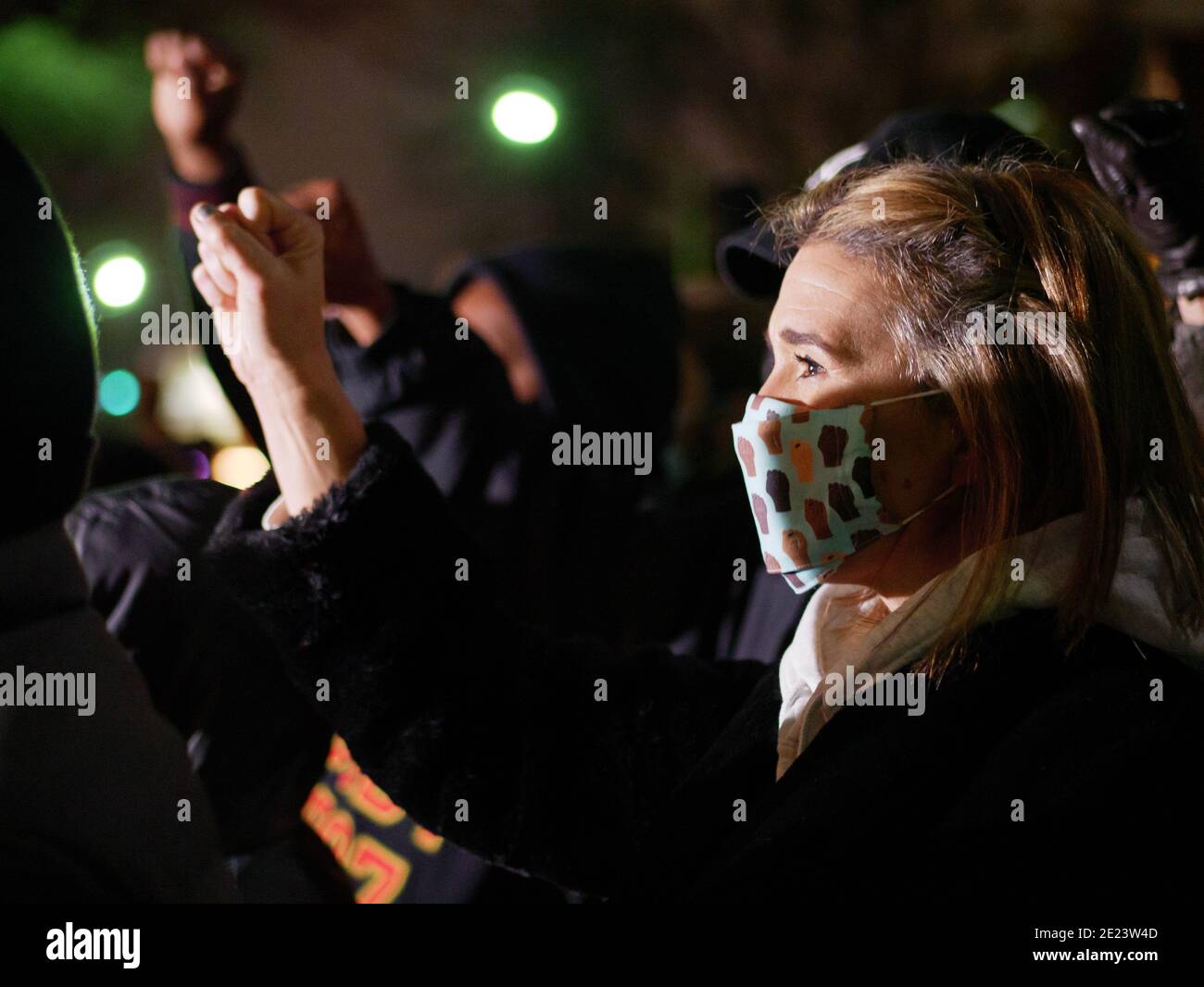 Oak Park, Illinois, USA. Januar 2021. Eine Menschenmenge versammelt sich auf dem 100 South Block der Oak Park Avenue für eine Mahnwache, um gegen Rassismus zu protestieren. Gestern warf jemand einen Ziegel an die Vordertür eines schwarzen besaßen Geschäfts, eingewickelt in eine rassistische Anzeige. Stockfoto