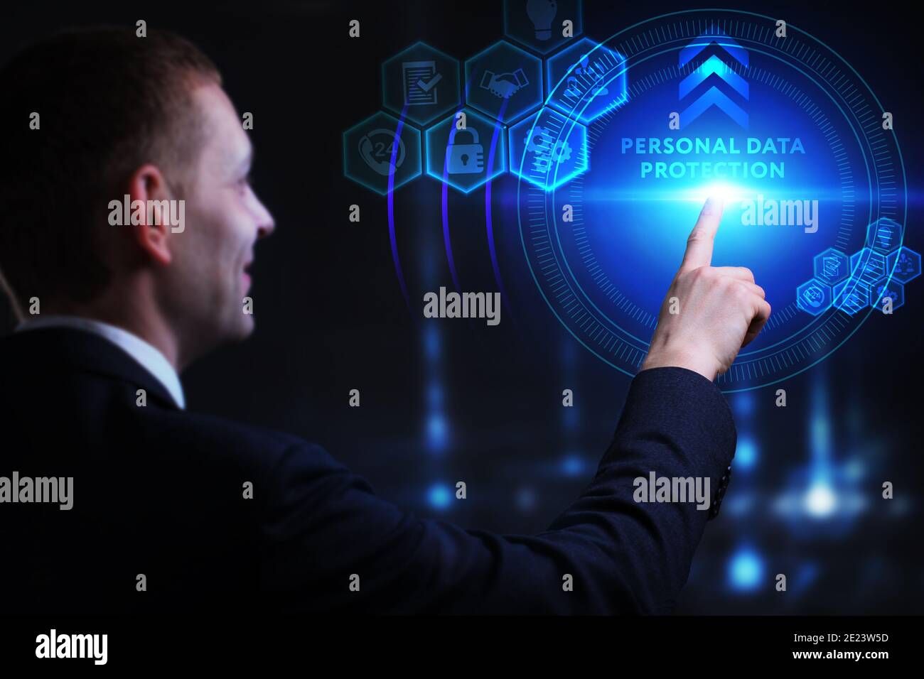 Wirtschaft, Technologie, Internet und Netzwerk Konzept. Junge Unternehmer arbeiten an einer virtuellen Bildschirm der Zukunft und sieht die Inschrift: Persönliche dat Stockfoto