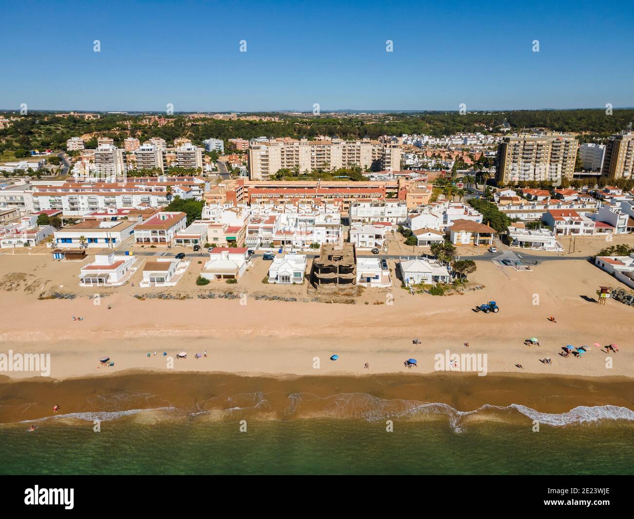 Luftaufnahme von Islantilla, einer Küstenstadt voller Badeorte, Lepe, Huelva, Spanien Stockfoto