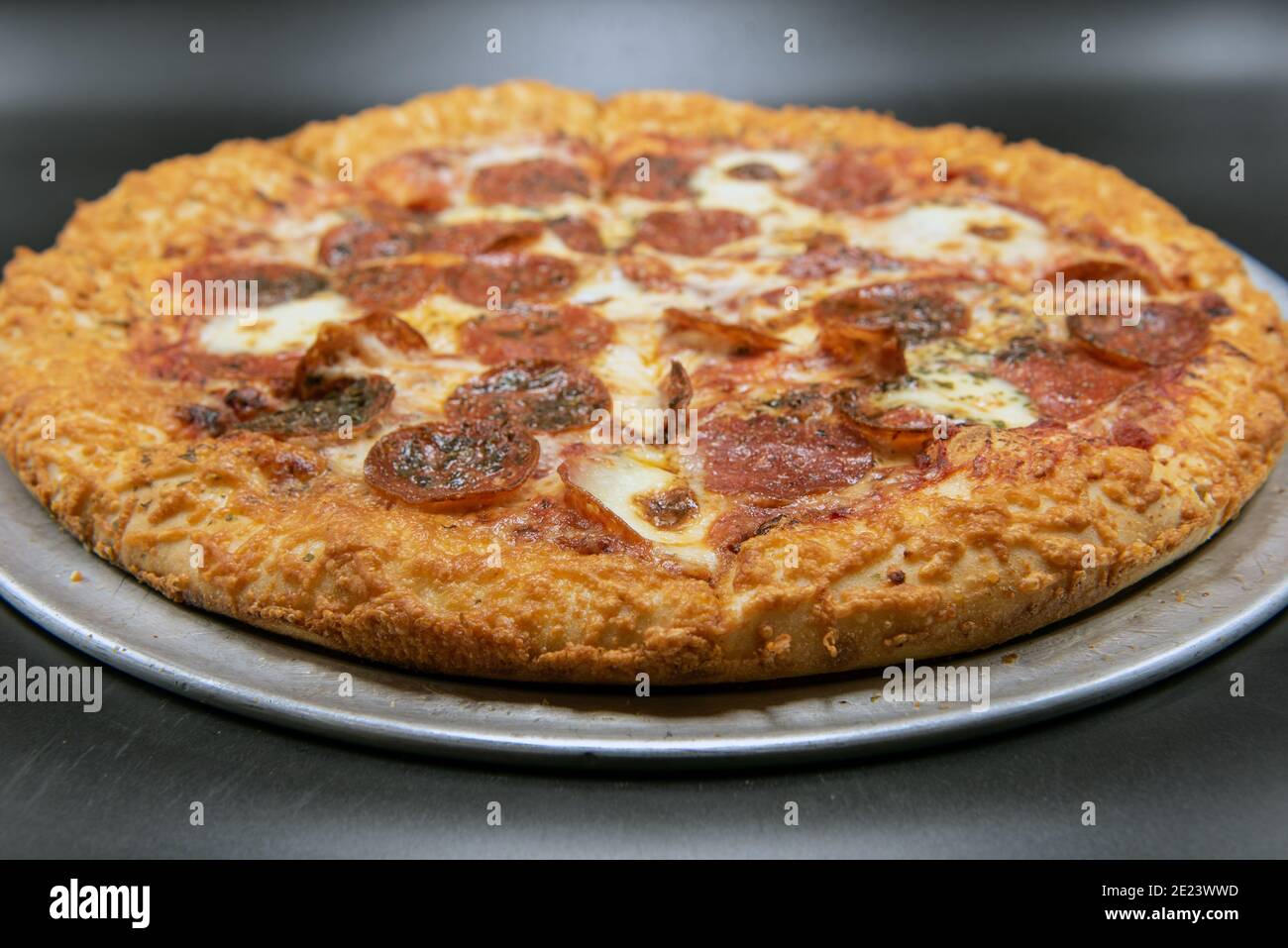 Käsekruste und extra Käse Pizza mit Pepperoni Fleisch für diese köstliche Mahlzeit. Stockfoto