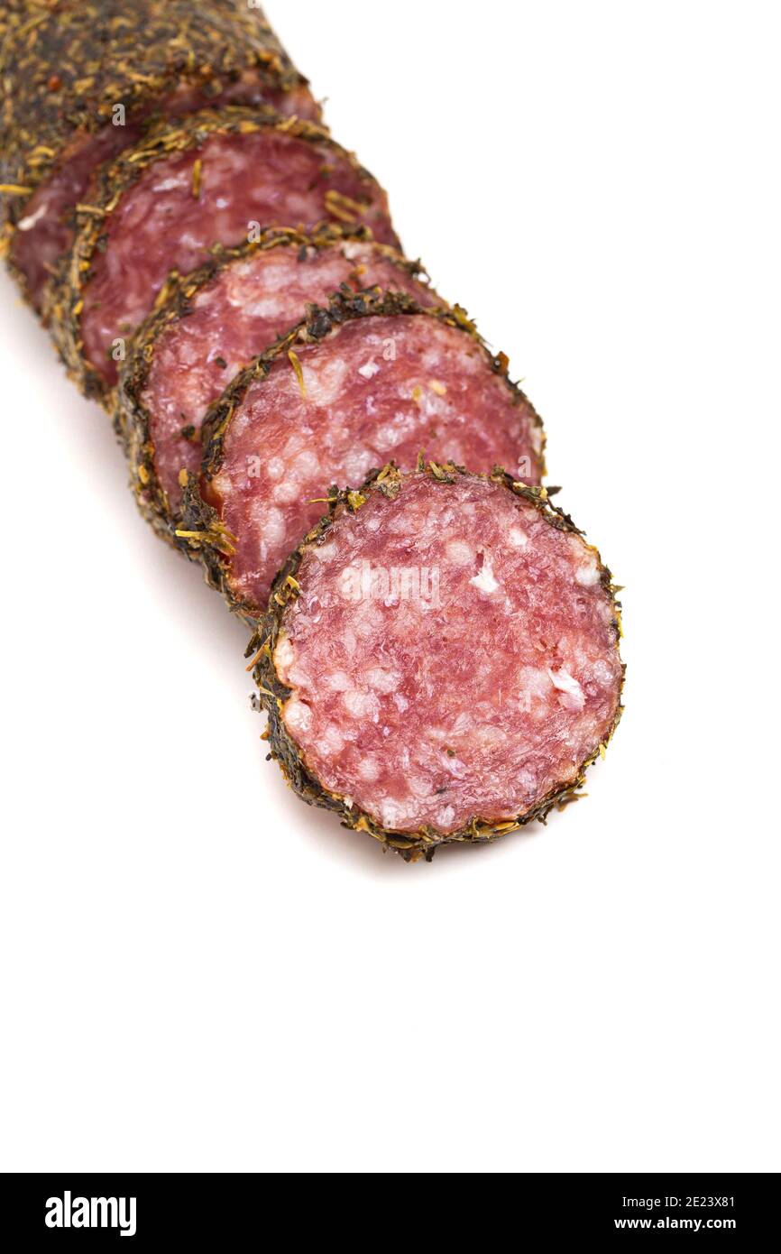 Ein Log Salami in Kräutern beschichtet und isoliert auf Ein weißer Hintergrund Stockfoto