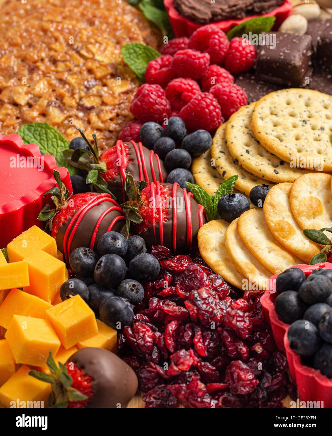 Erdbeeren mit Schokoladenüberzug und Käse Süßes Wurstbrett Stockfoto