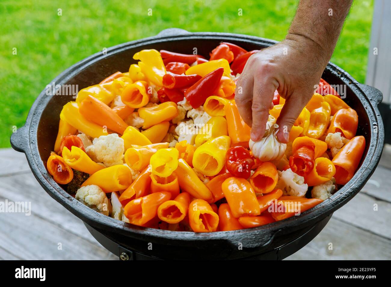 Ein großer Kessel mit einem frischen gesunden Gemüse für Party im Freien. Stockfoto