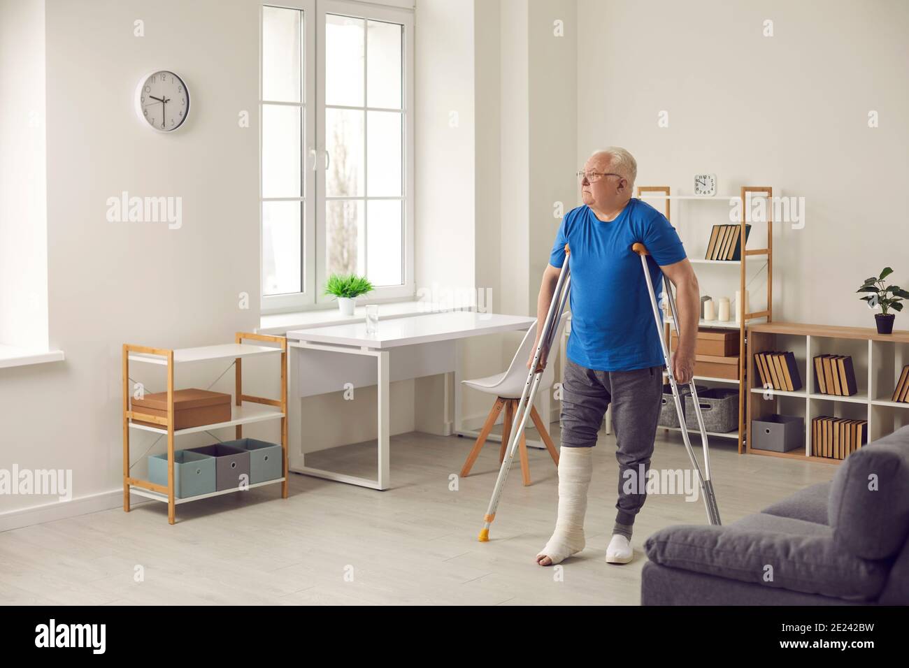Gips bein gebrochen krücken -Fotos und -Bildmaterial in hoher Auflösung ...