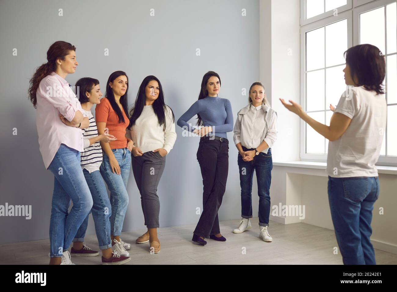 Gruppe von jungen Frauen treffen sich mit erfahrenen Lebenscoach und Hört auf ihren Rat Stockfoto