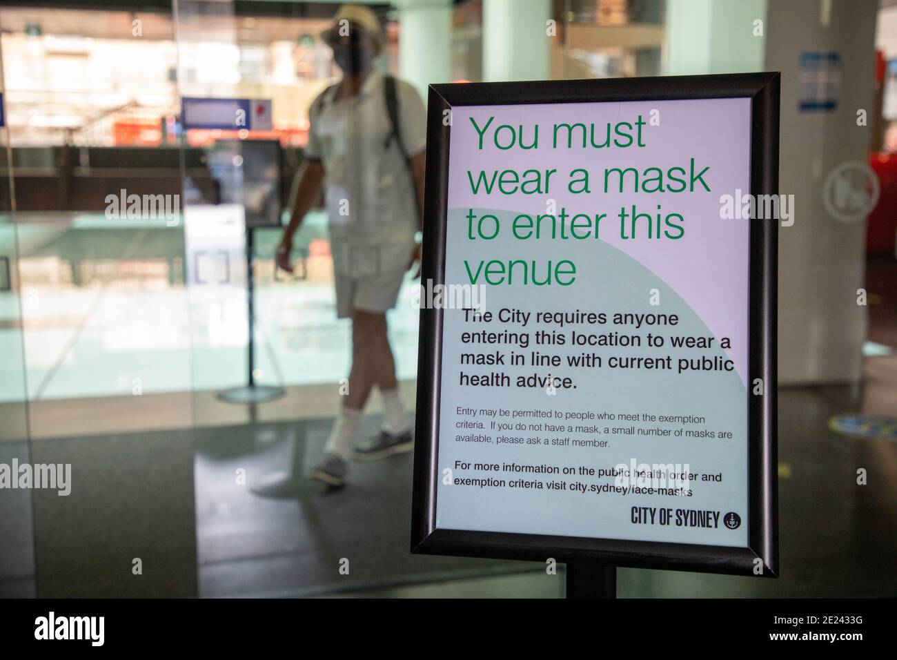 Sydney, Australien. Januar 2021. City of Sydney Schild am Eingang der Customs House Bibliothek Durchsetzung des Tragens von Masken während der Coronavirus (Covid-19) Pandemie. Kredit: Richard Milnes/Alamy Live Nachrichten Stockfoto