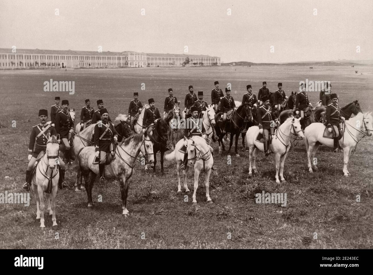 Die Offiziere der ein Regiment Lancers, zu Pferd im Feld vor der Kaserne. Türkei (Osmanisches Reich). Istanbul, Ende des 19. Jahrhunderts. Stockfoto