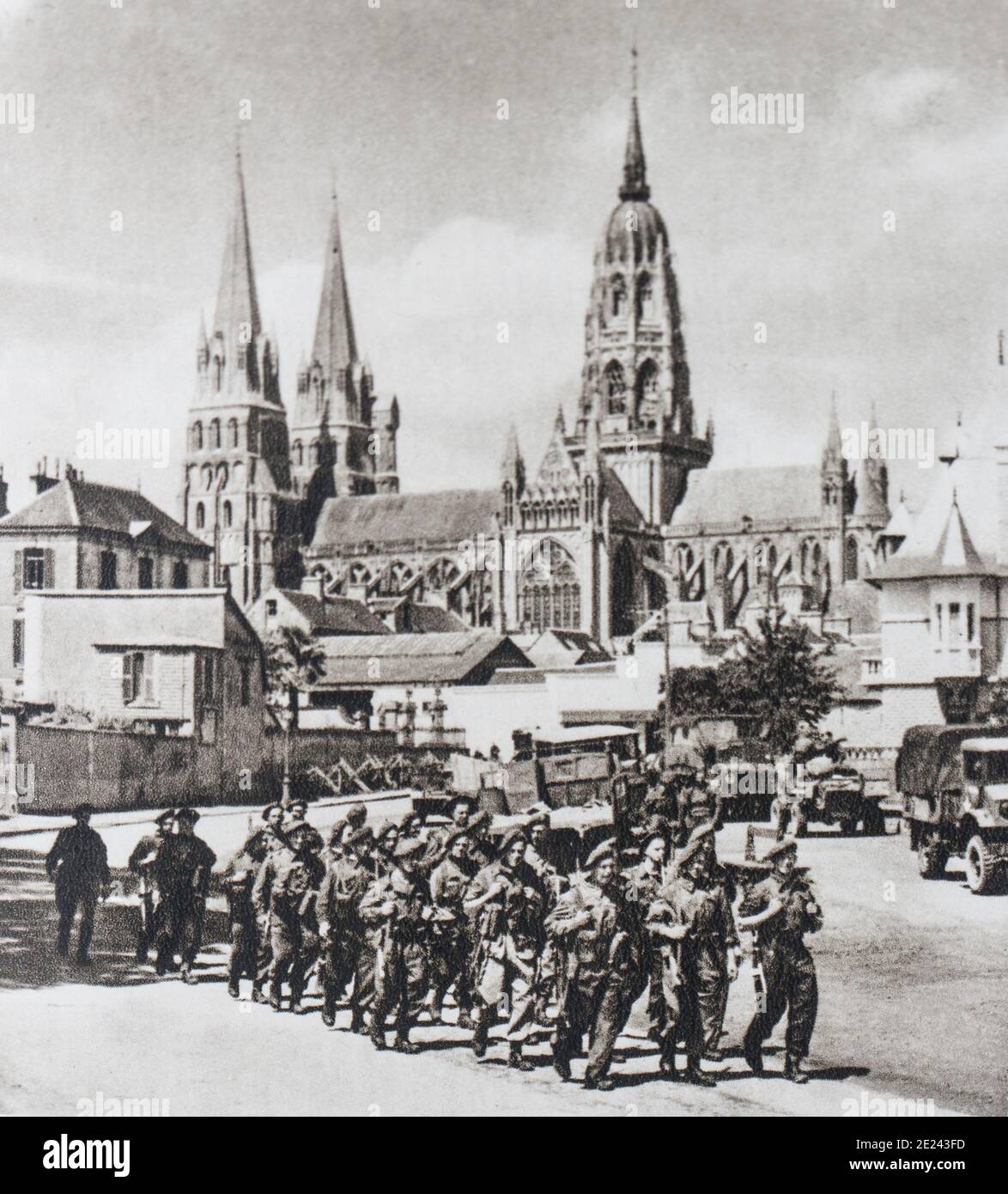 Der Eintrag der englischen Truppen in Bayeux (in der Normandie im Nordwesten von Frankreich). Im Hintergrund ist die berühmte Kathedrale, die glücklicherweise nicht s Stockfoto