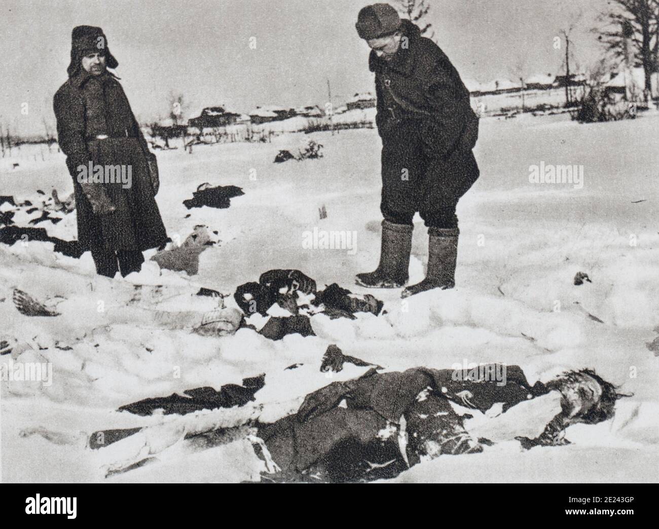 Die Russen entdecken die Leichen der deutschen Soldaten im Schnee. Winter 1941-1942. Schlacht von Moskau Stockfoto